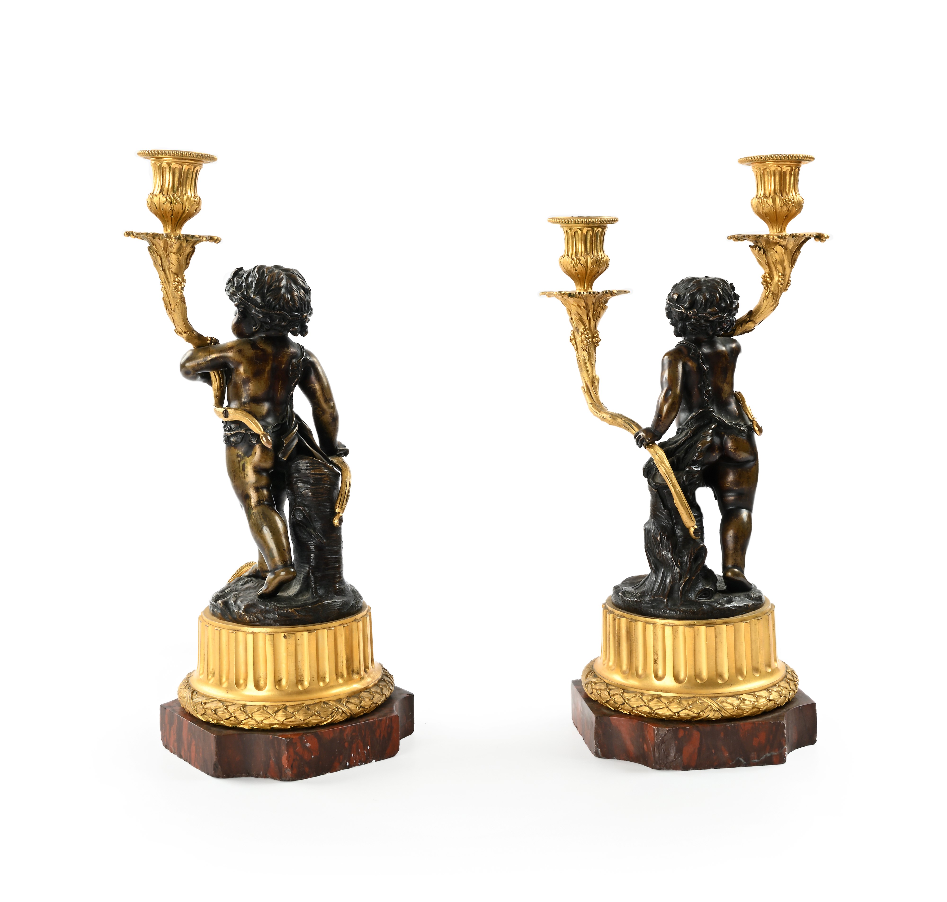 Coppia di doppieri in bronzo dorato a due luci con putti, fine del XIX secolo