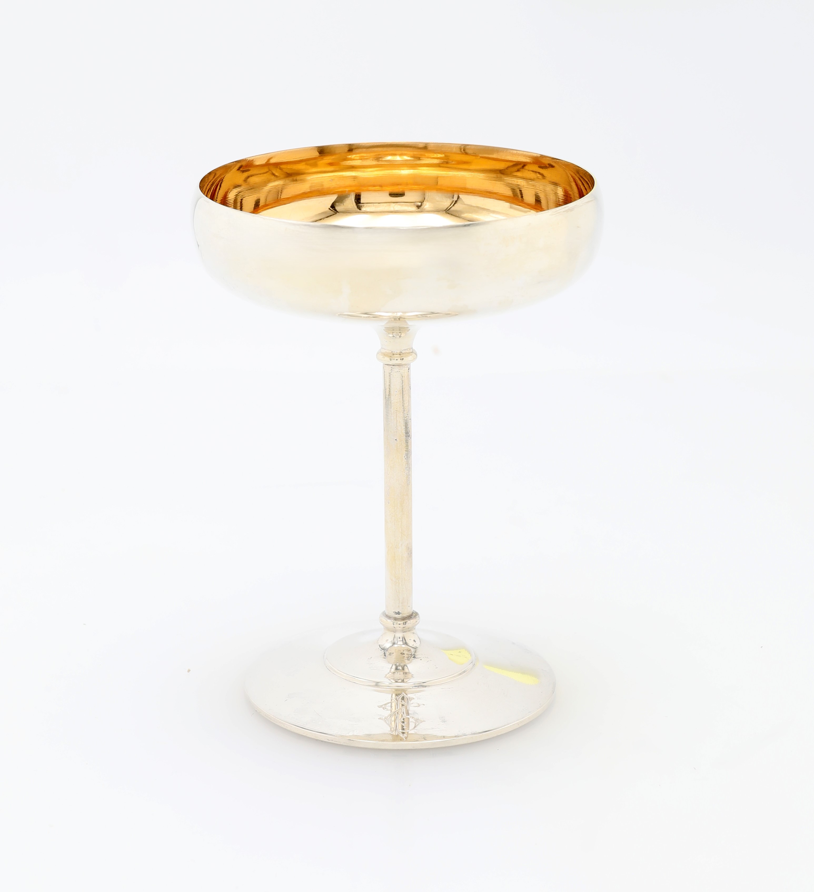 Cinque coppette in argento con steli sottili e base circolare liscia