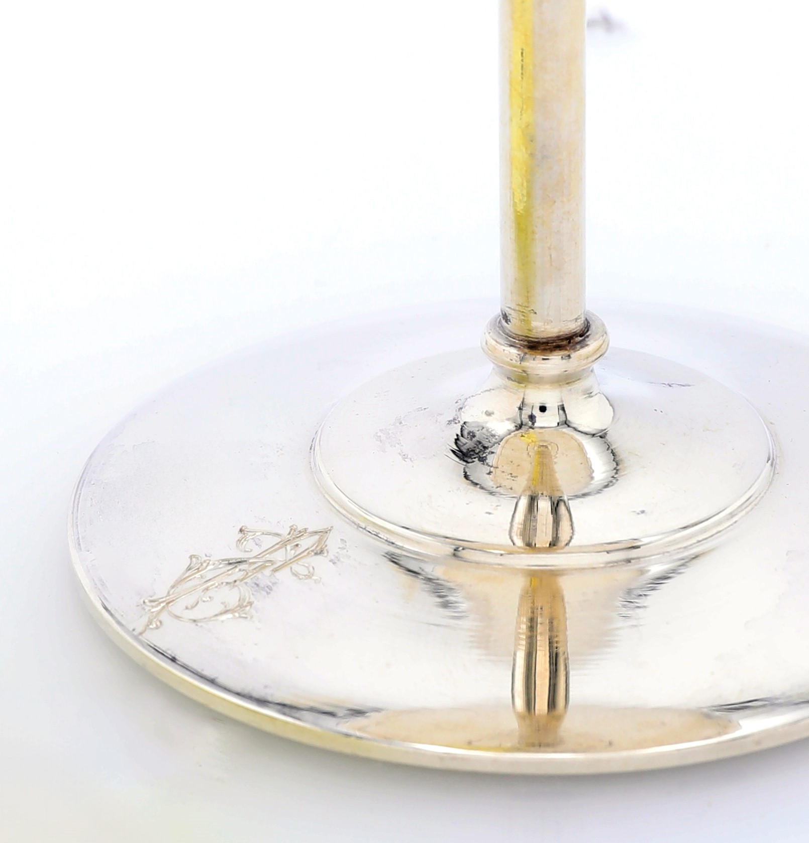 Cinque coppette in argento con steli sottili e base circolare liscia