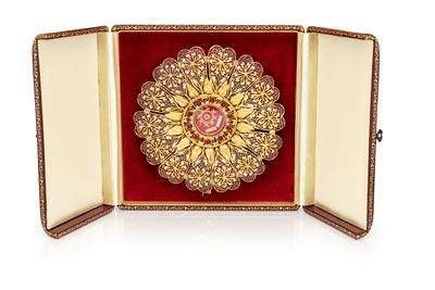 Antico reliquiario circolare, filigrana d’argento dorato con pietre rosse