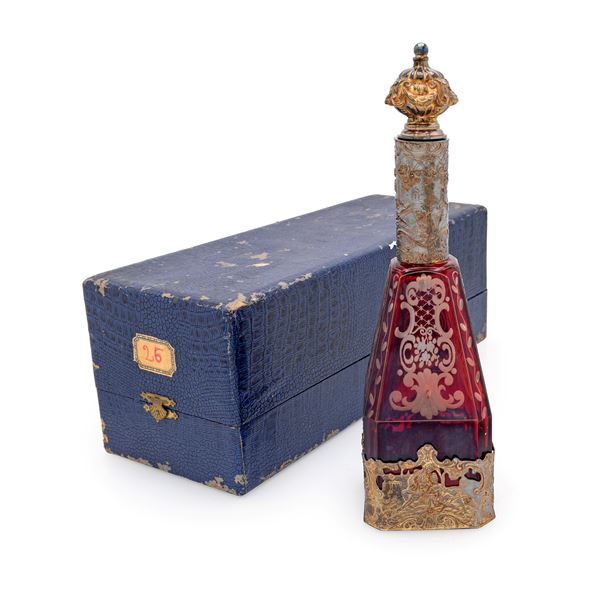 Bottiglia in vetro rosso con tappo  - Auction Time Auction - Antiques: Furniture, Accessories, Prints and Porcelain - Casa d'Aste Arcadia
