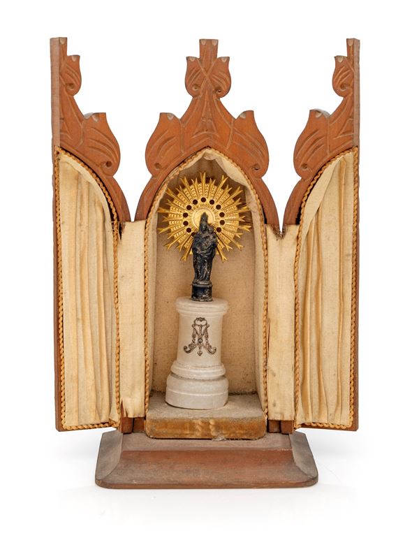 Altarino in legno intagliato di gusto neogotico contenente la Vergine del Pilar, XX secolo