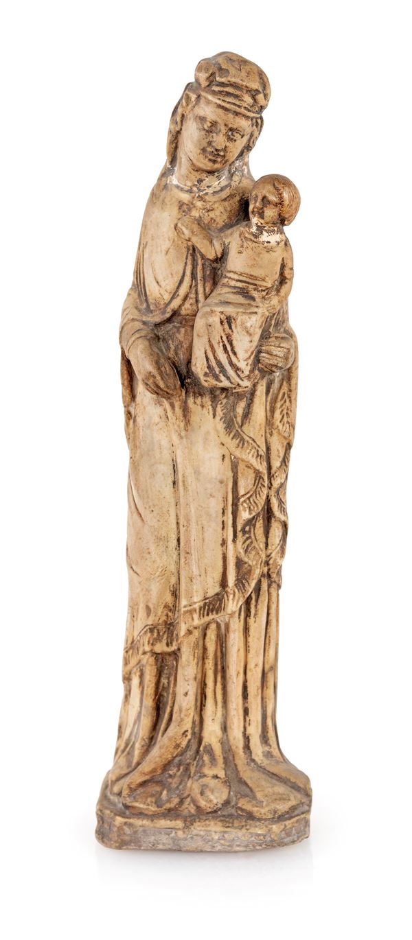 Madonna col Bambino in marmo ispirata agli esemplari gotici 