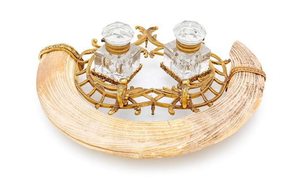 Grande calamaio da tavolo in bronzo dorato con un corno di facocero e due flaconi in cristallo