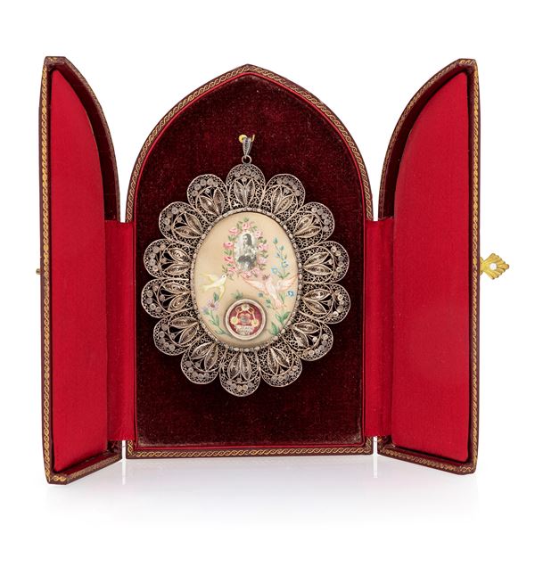 Medaglione reliquiario devozionale in argento 800/000, utilizzato come pendente