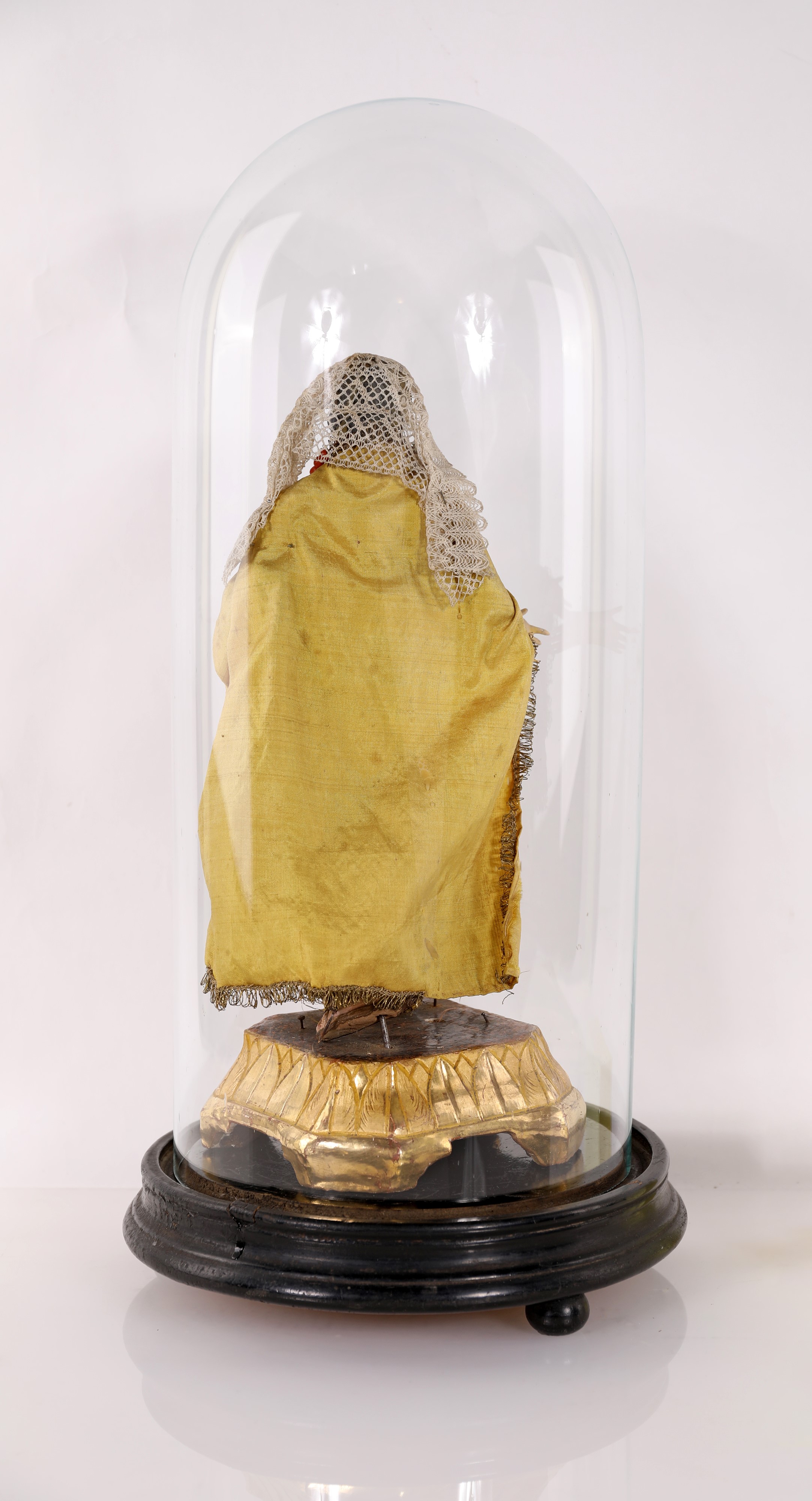 Figura da presepe raffigurante Sant’Anna, sotto campana in vetro, XIX secolo