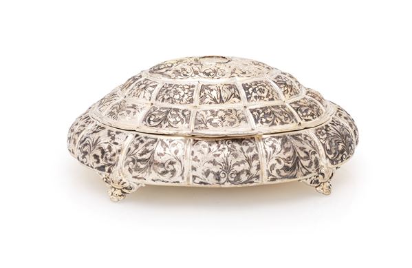 Cofanetto portagioie in argento di forma ovale con volute vegetali incise