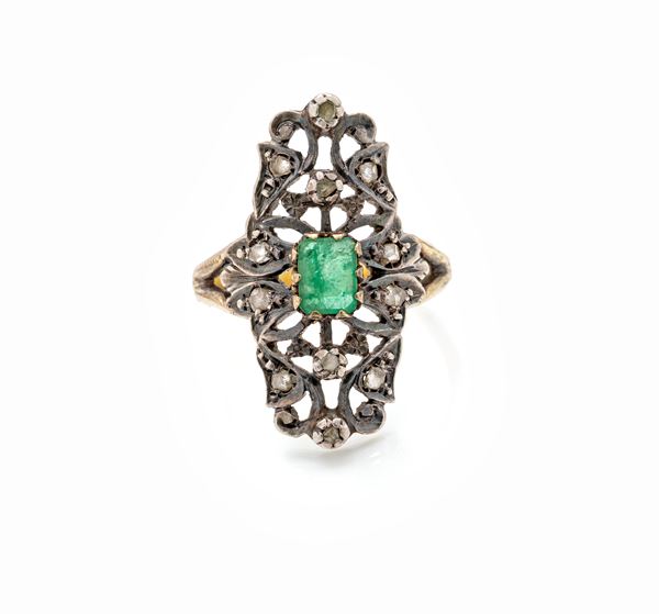 Anello antico in oro, diamanti e smeraldo in taglio smeraldo