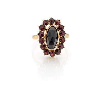 Anello in oro 750/000 con granati, misura 18