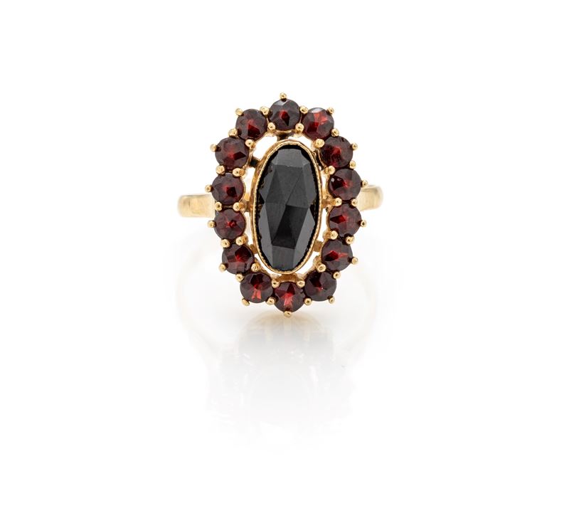 Anello in oro 750/000 con granati, misura 18