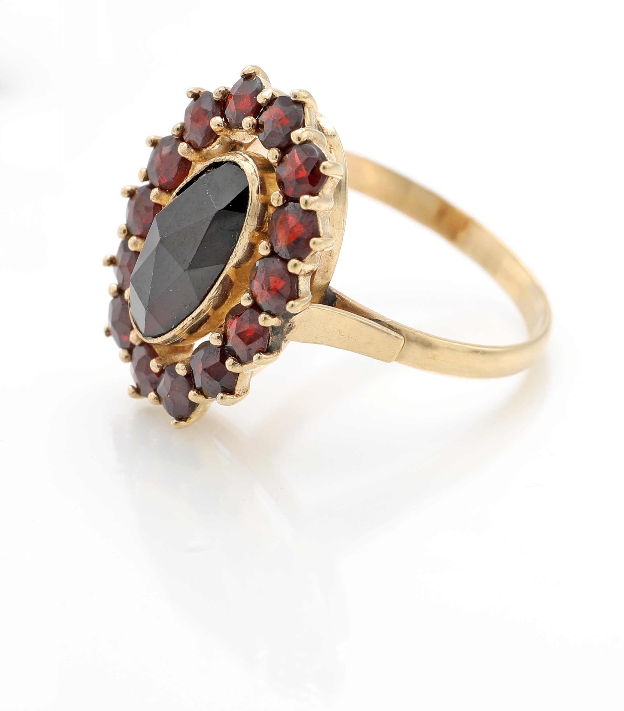 Anello in oro 750/000 con granati, misura 18