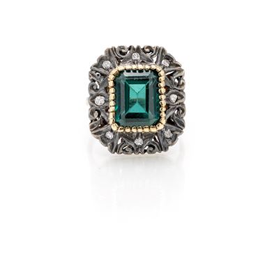 Anello antico in oro giallo 750/000 con diamanti e pietra verde
