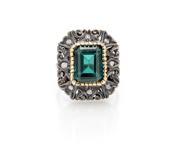 Anello antico in oro, diamanti e pietra verde.