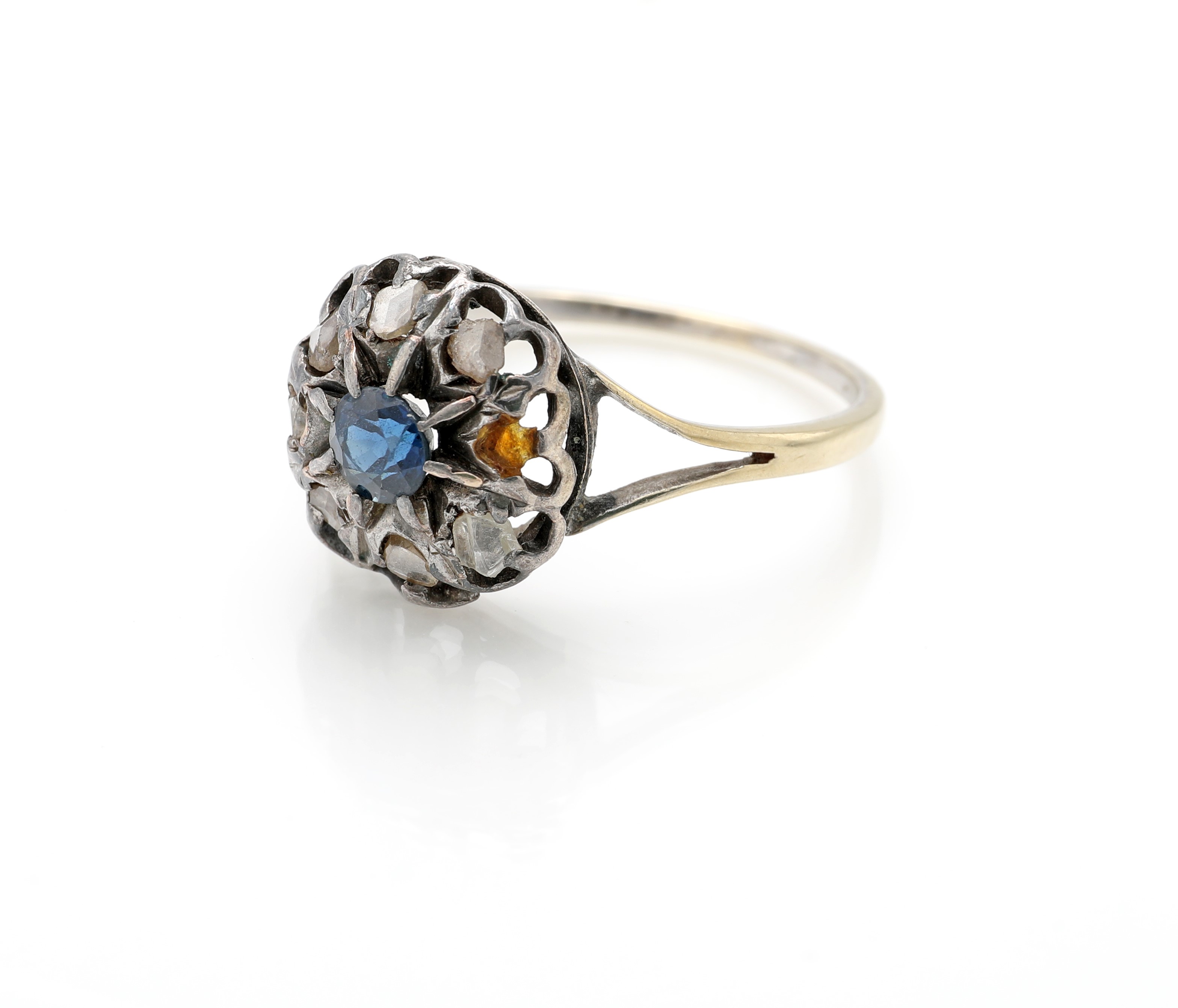 Anello antico in oro e argento con zaffiro e diamanti