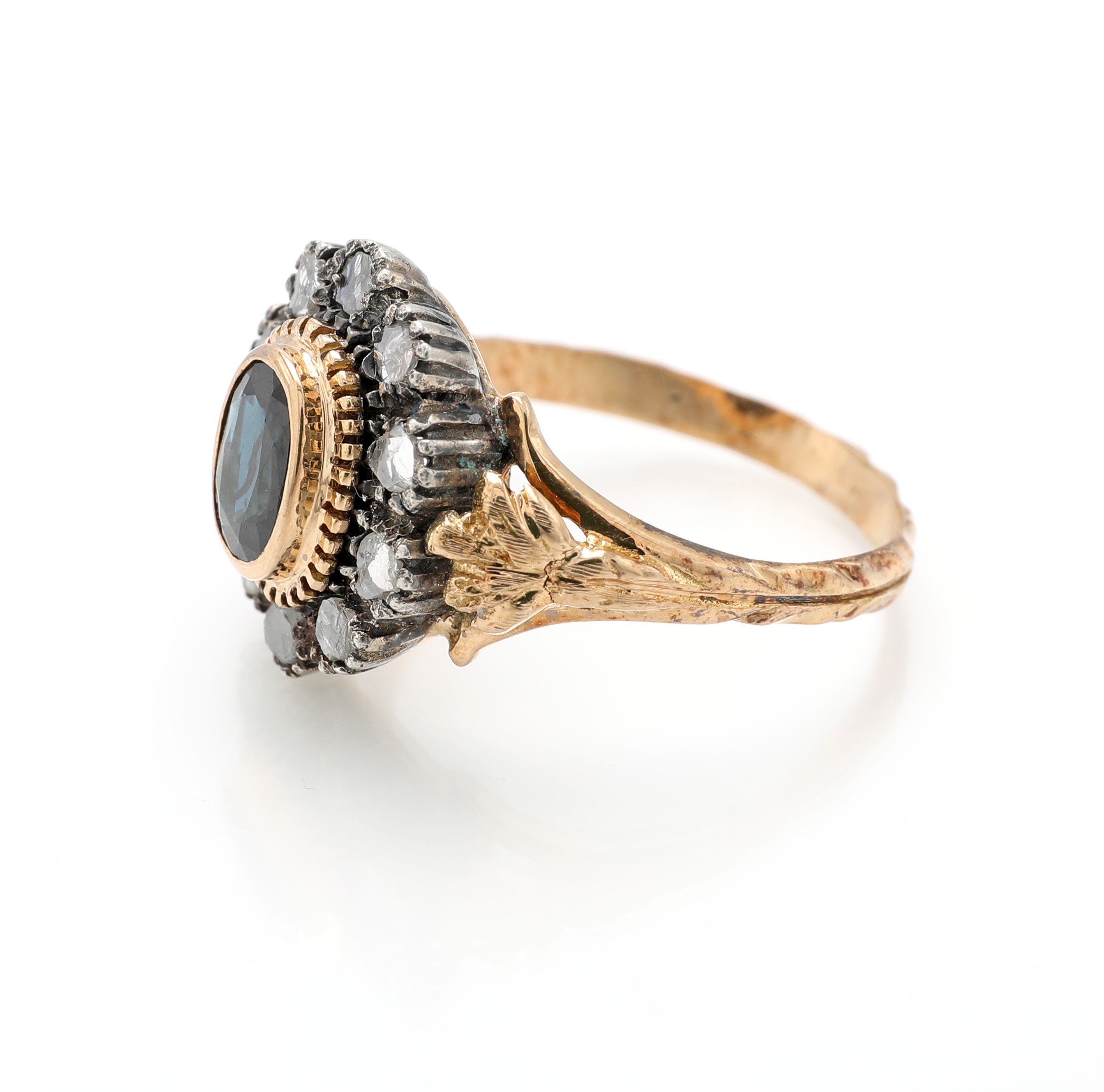 Anello in oro giallo 750/000 e argento con diamanti e zaffiro