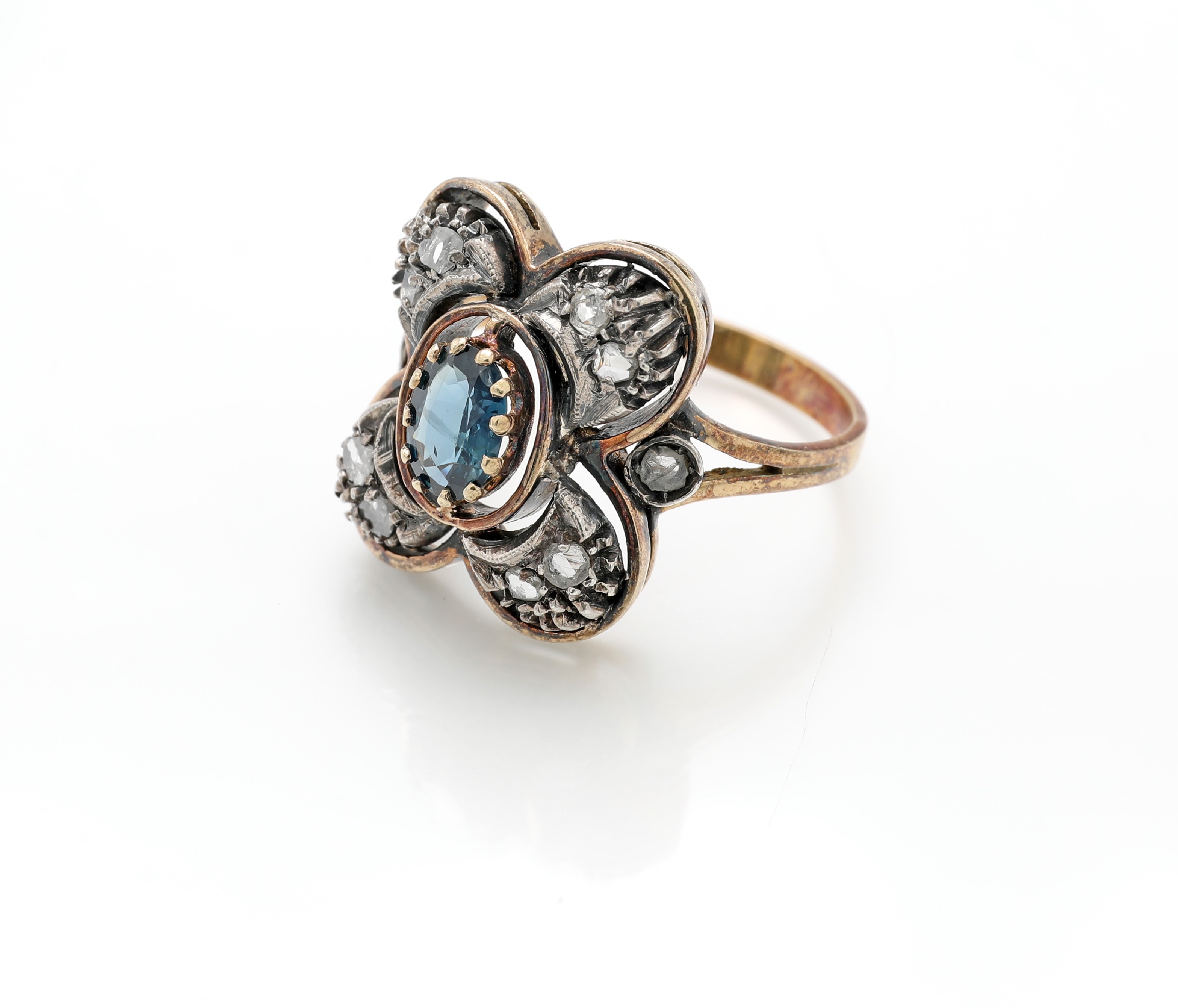 Anello in oro giallo 750/000 e argento con zaffiro e diamanti