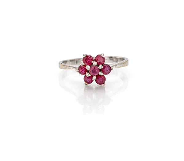 Anello in oro e rubini a fiore