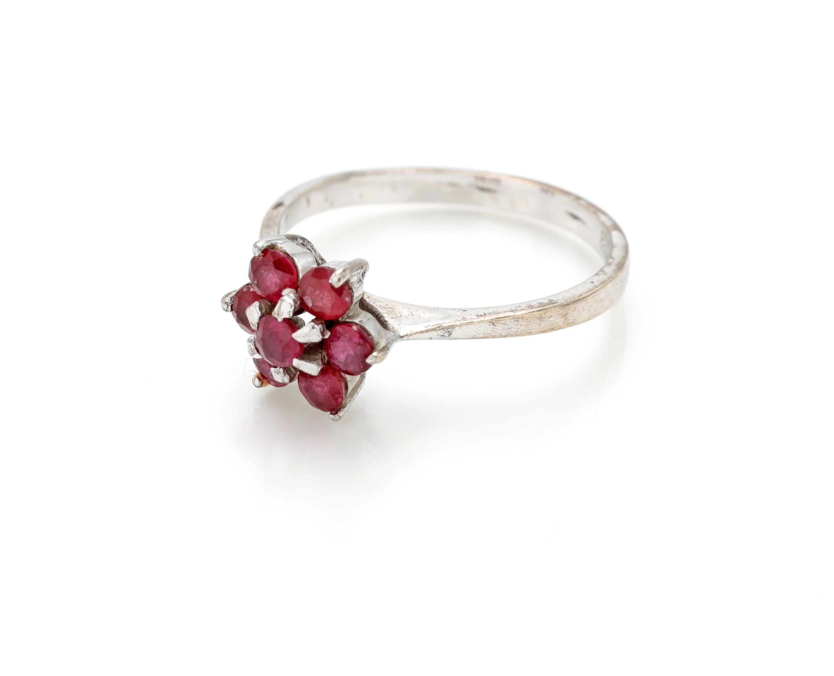 Anello in oro bianco 750/000 con rubini a fiore (mis. 14)
