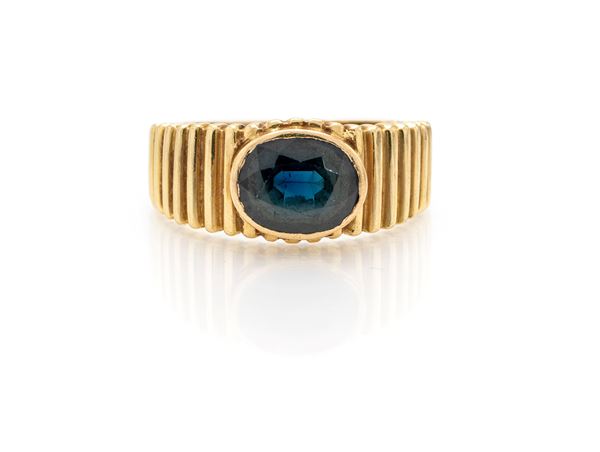 Anello a fascia in oro e zaffiro