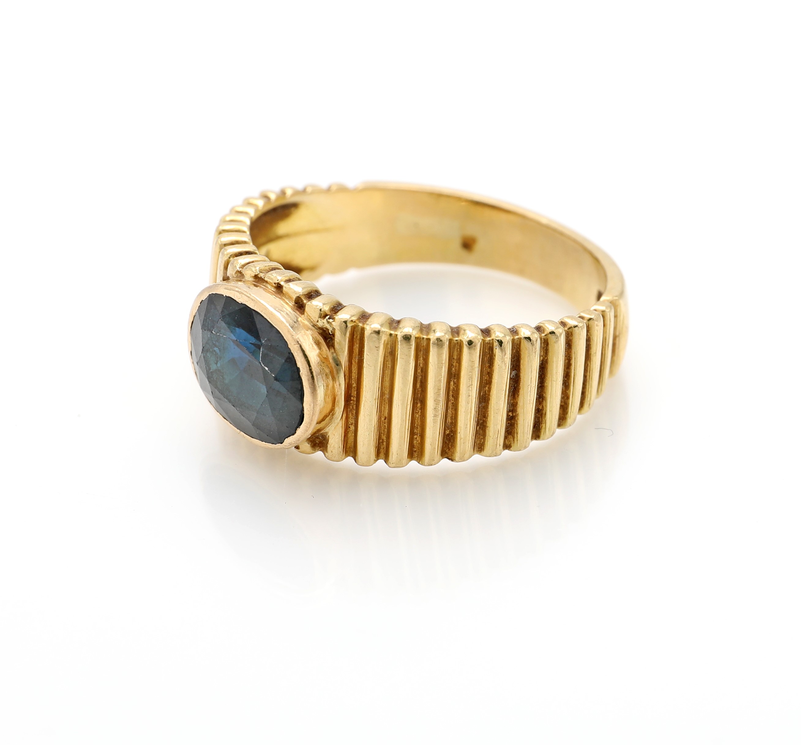 Anello a fascia in oro giallo 750/000 e zaffiro