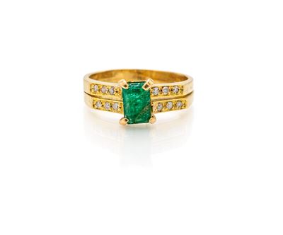 Anello in oro giallo 750/000 con smeraldo e diamanti