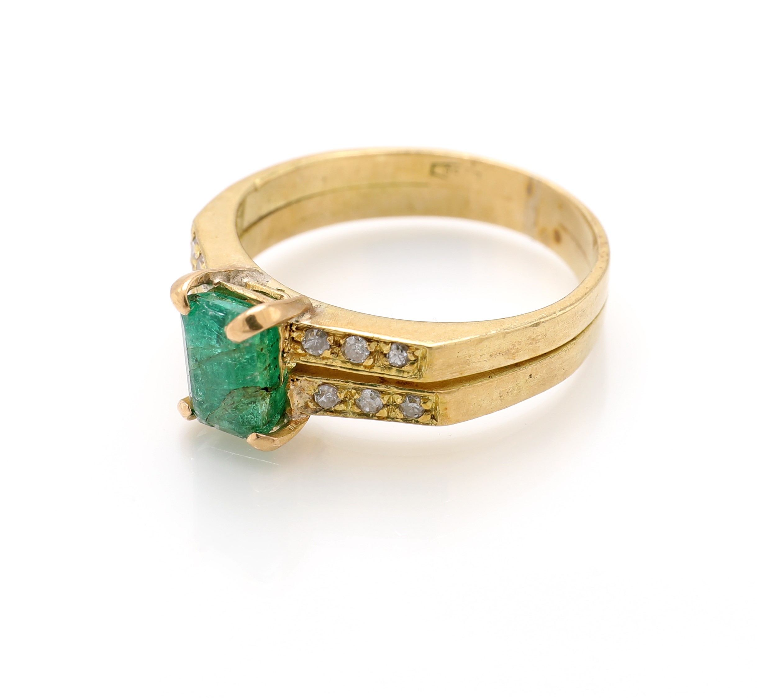 Anello in oro giallo 750/000 con smeraldo e diamanti
