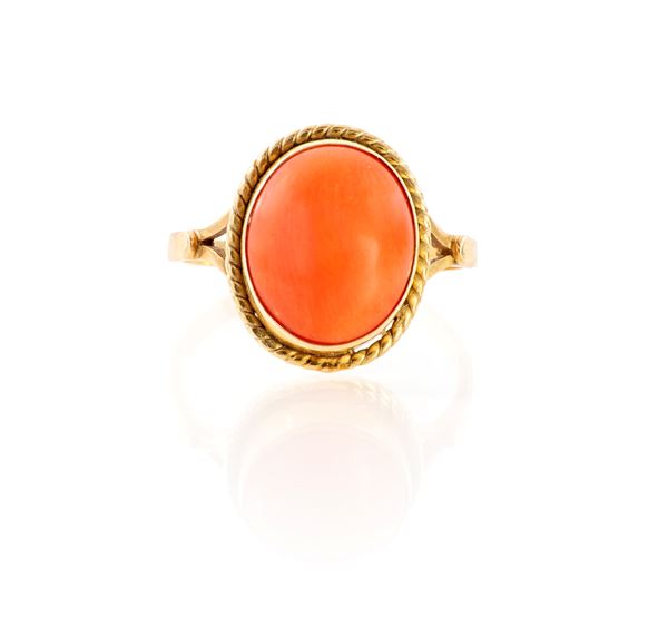 Anello in oro e corallo