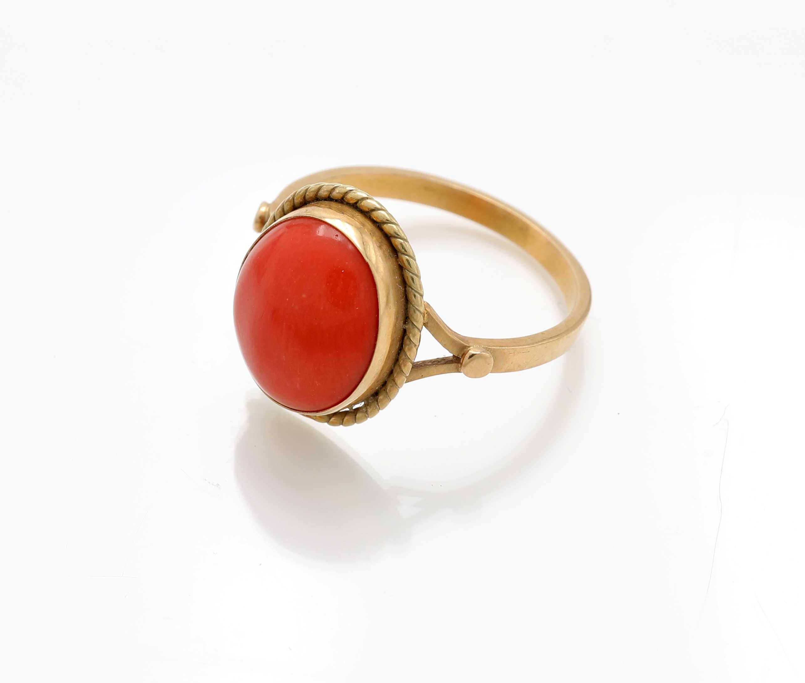 Anello in oro giallo 750/000 e corallo