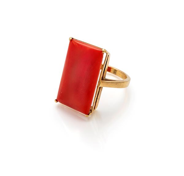Anello in oro e corallo rettangolare