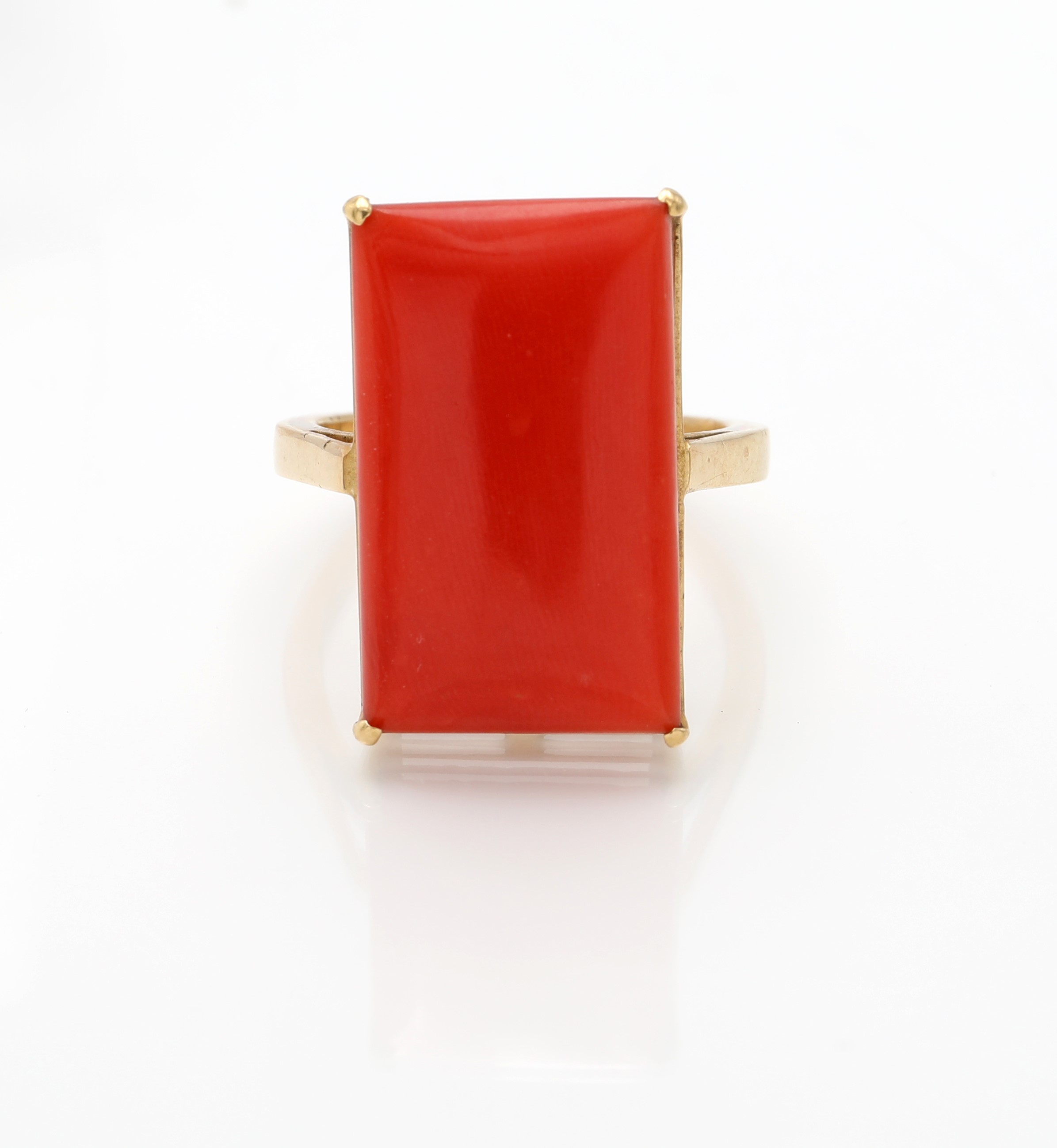 Anello in oro giallo 750/000 con corallo rettangolare