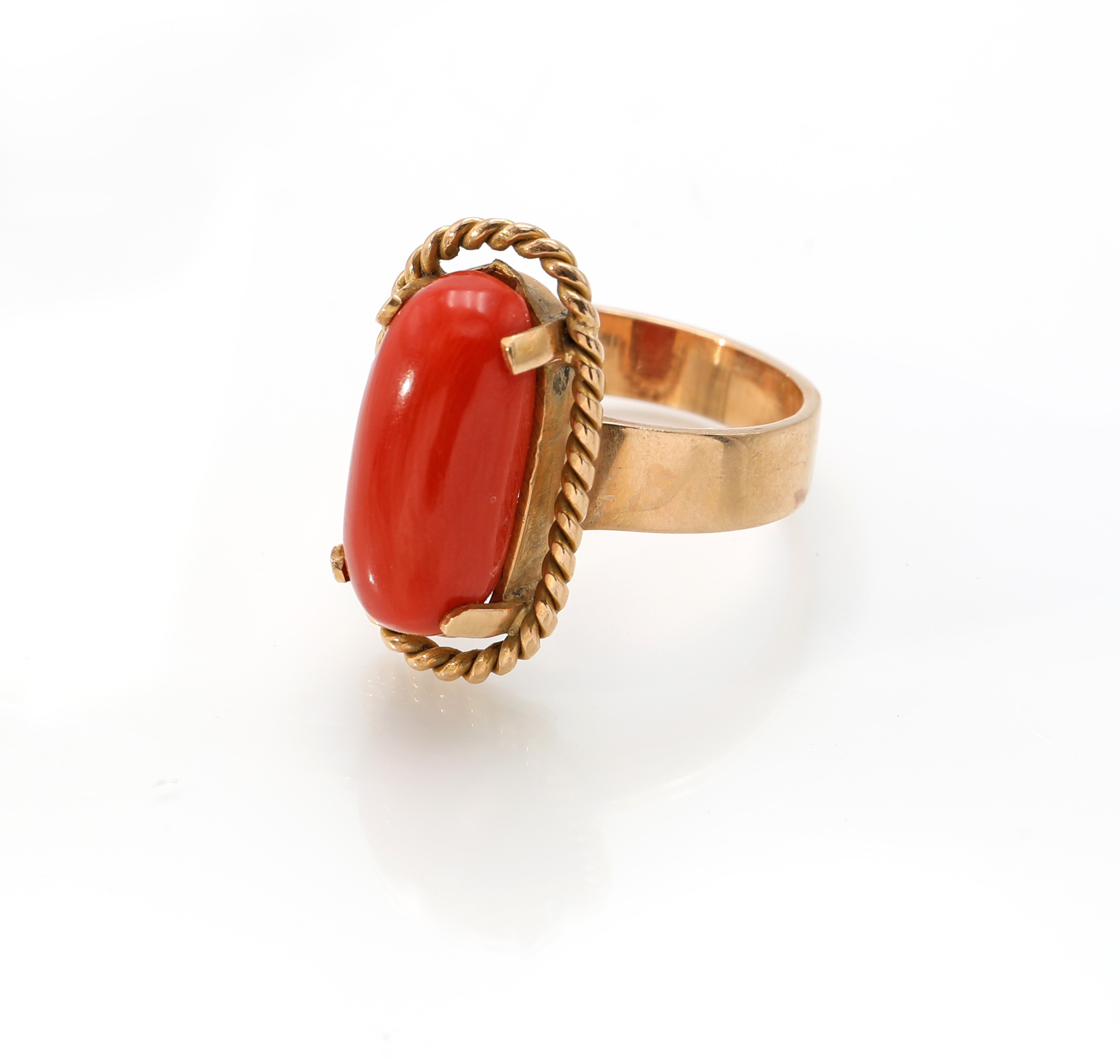 Oro giallo 750/000, anello con corallo