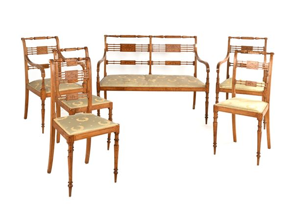 Divanetto, coppia di poltrone e tre sedie in acero, inizi del XX secolo  - Asta Asta a Tempo - Antiquariato: Mobili, Arredi, Stampe e Porcellane - Casa d'Aste Arcadia
