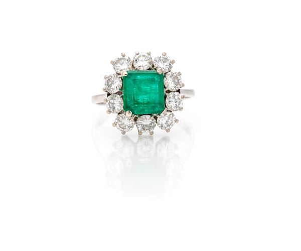 Anello classico in oro, smeraldo e brillanti