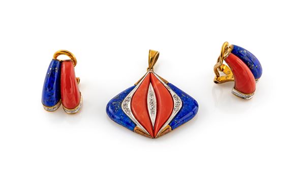 Parure pendente ed orecchini in oro, corallo e lapis
