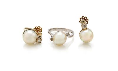 Parure, anello e coppia di orecchini in oro giallo 750/000, perle e brillanti