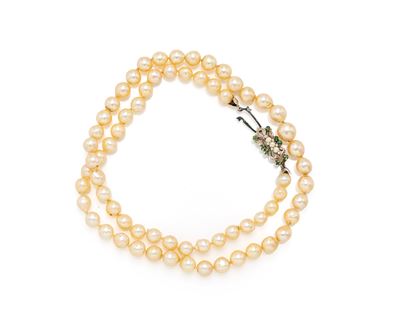 Collana di perle ad un filo con chiusura in oro bianco 750/000