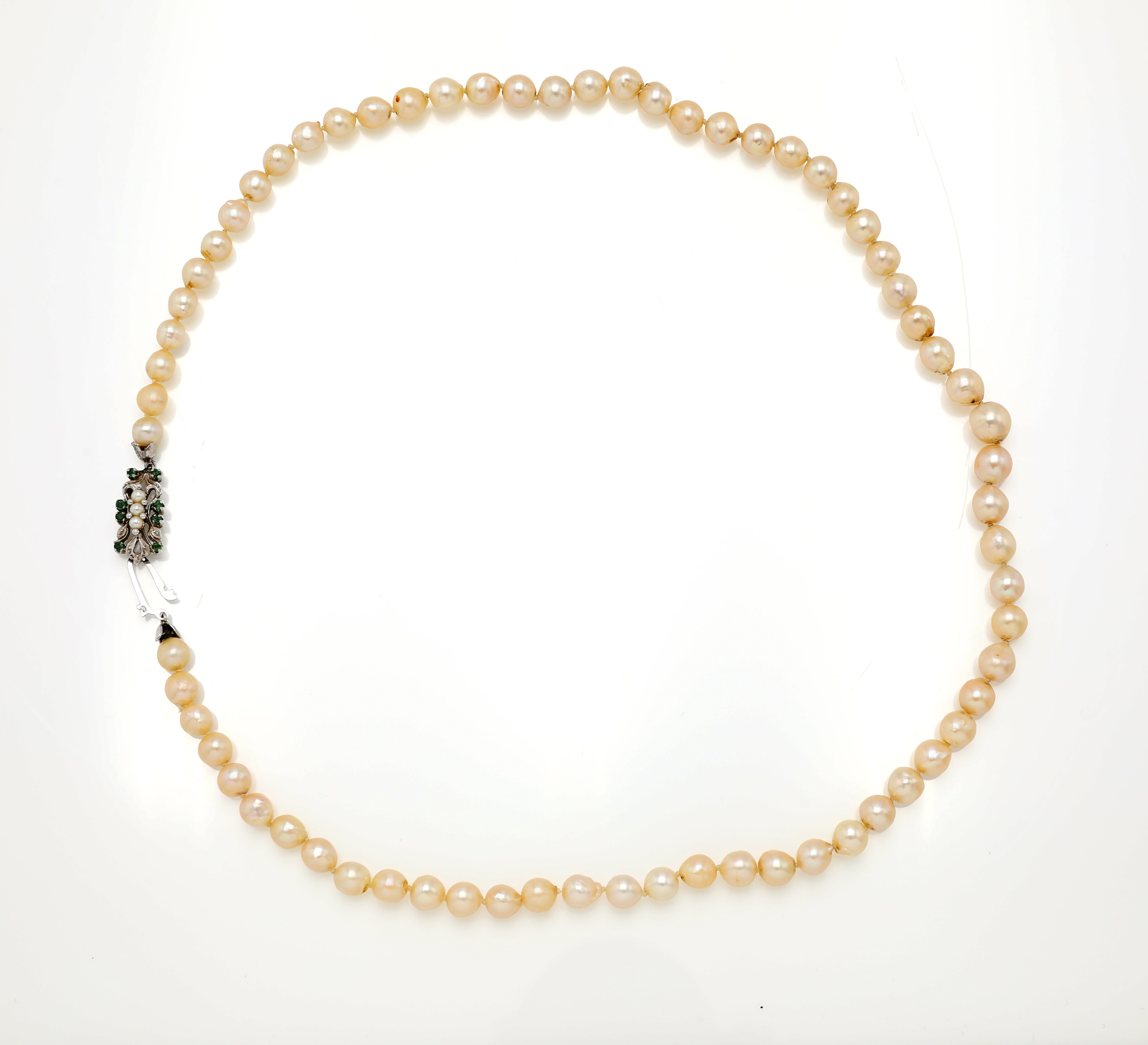 Collana di perle ad un filo con chiusura in oro bianco 750/000