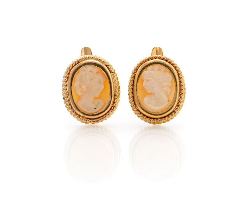 Orecchini in oro giallo 750/000 e cammei, coppia