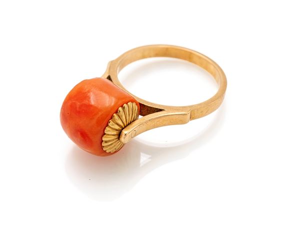 Anello in oro e corallo