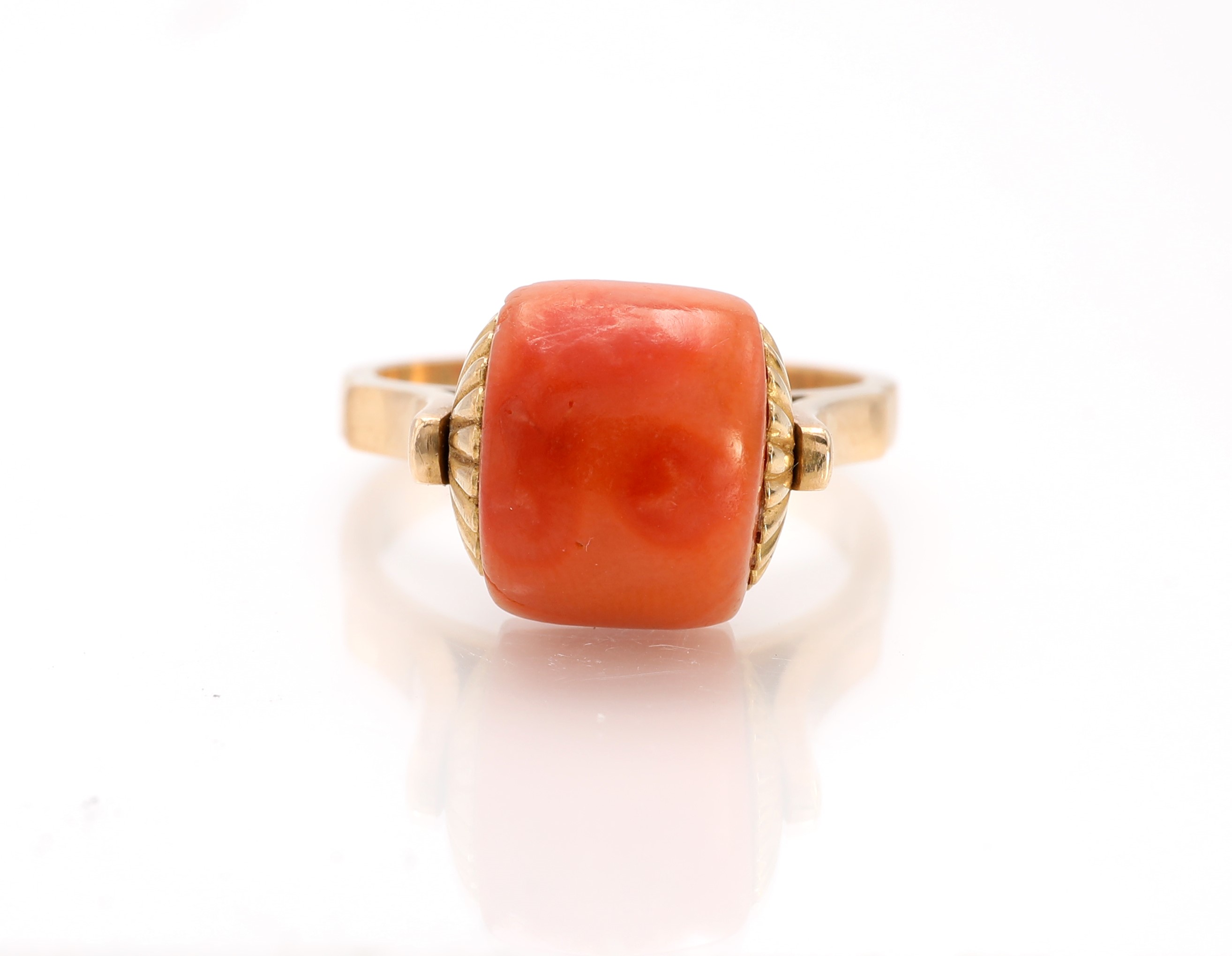Anello in oro giallo 750/000 e corallo