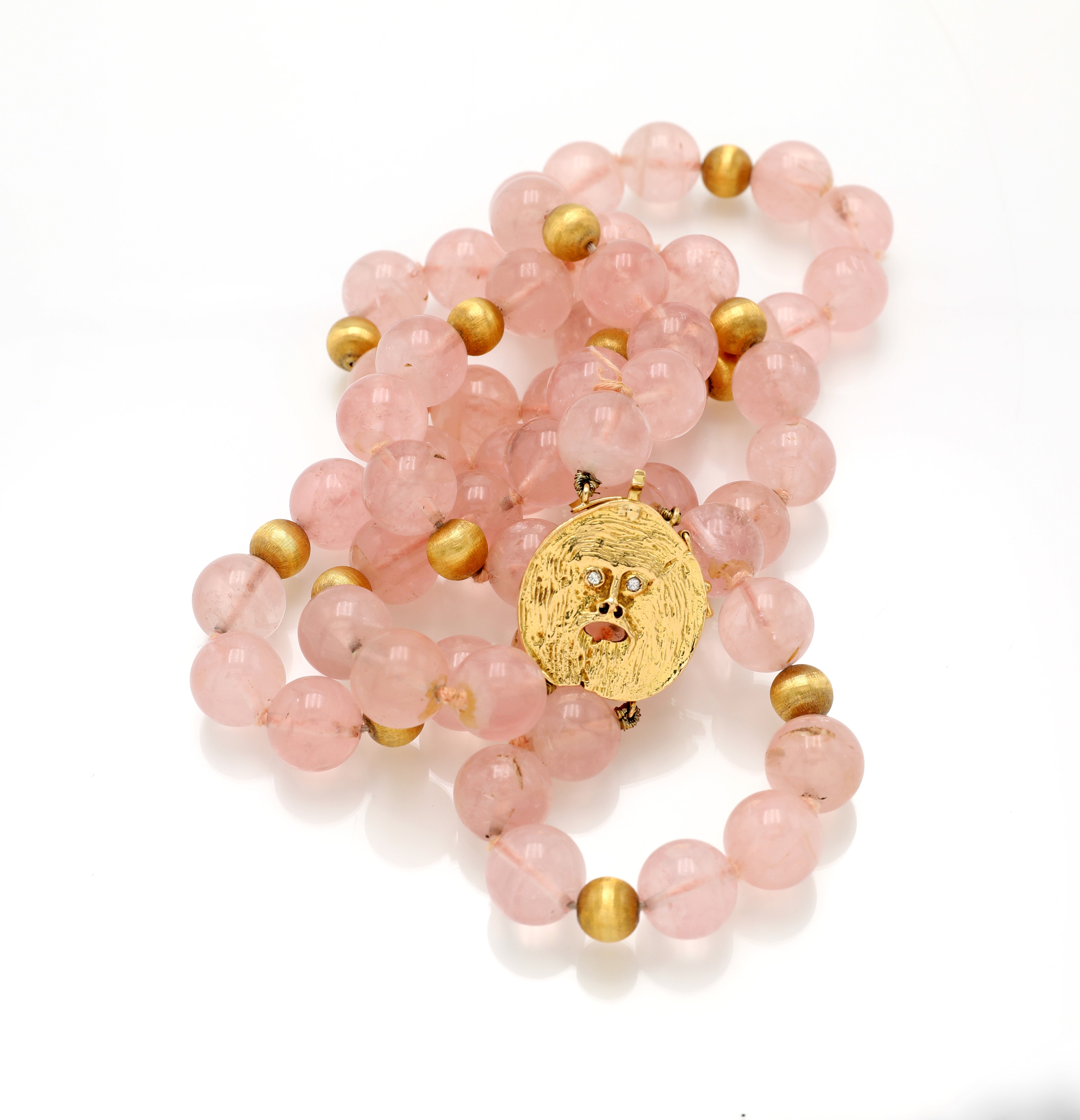 Collana, oro giallo 750/000 e quarzo rosa con chiusura “Bocca della Verità”