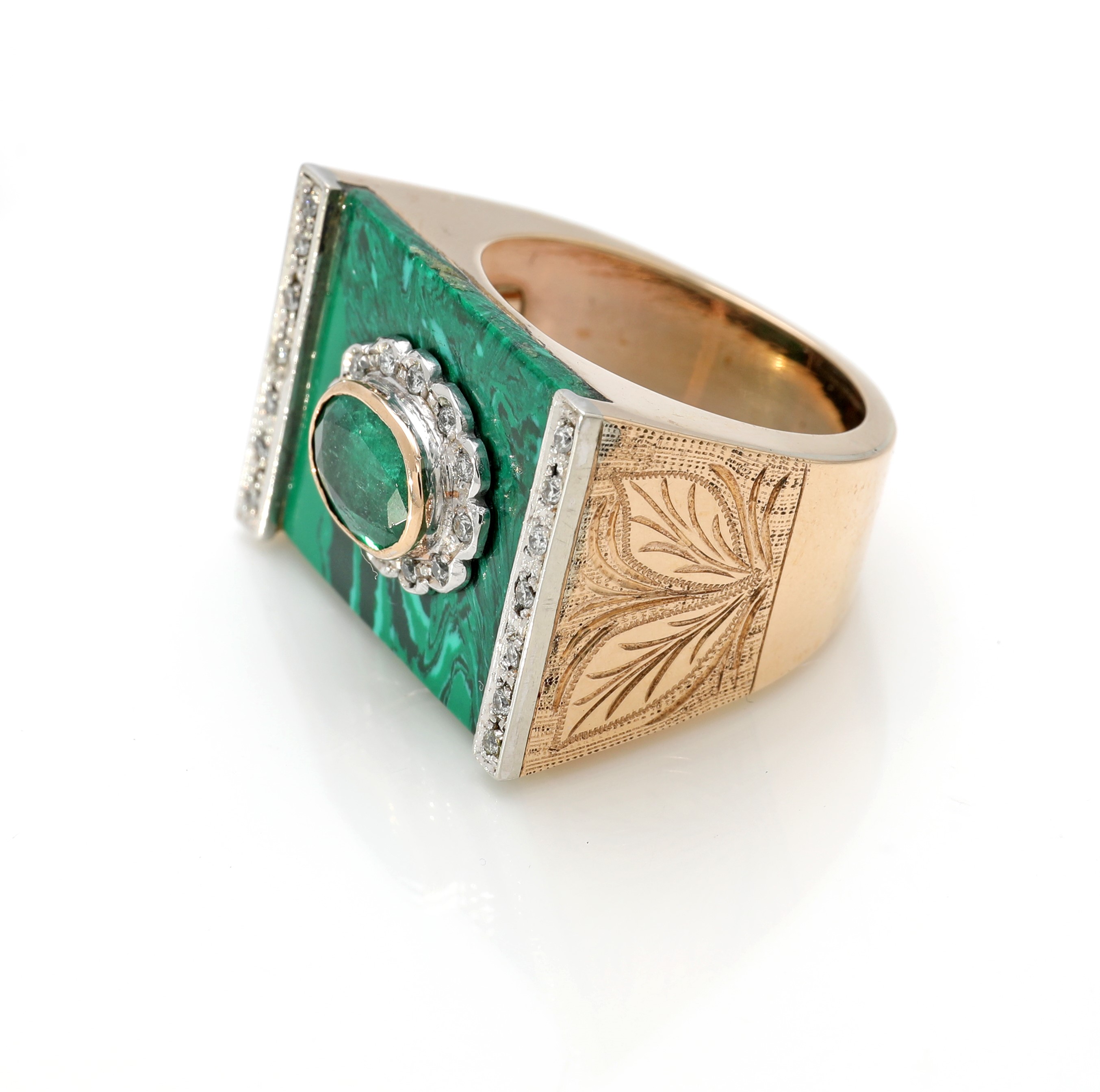 Anello, oro a basso titolo con malachite, smeraldo e diamanti