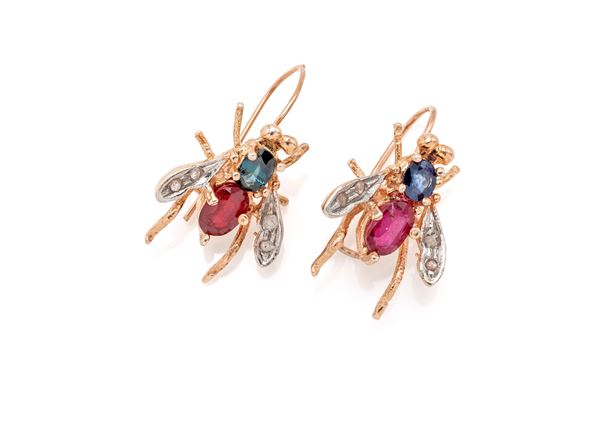 Coppia di orecchini a mosca in oro, argento, diamante, zaffiri e pietre rosse.  - Auction Everyday Jewels - Under 3K - Casa d'Aste Arcadia
