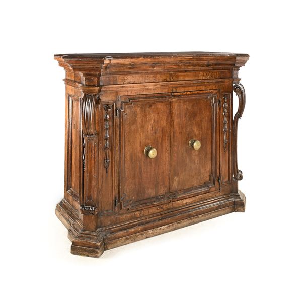 Credenza in noce, Italia centrale, XVII secolo
