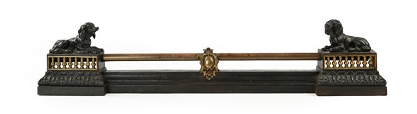 Finitura da camino in bronzo con cani  - Asta Collezioni Private - Mobili, Oggetti d'Arte e Sculture - Casa d'Aste Arcadia