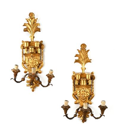 Coppia di appliques parietali in legno dorato con tre luci, fine XVIII secolo