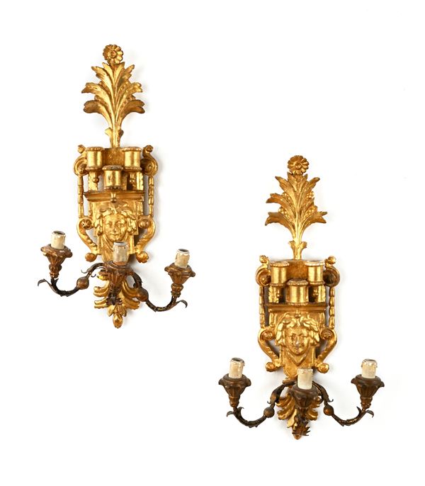 Coppia di appliques in legno dorato a tre luci, fine del XVIII secolo
