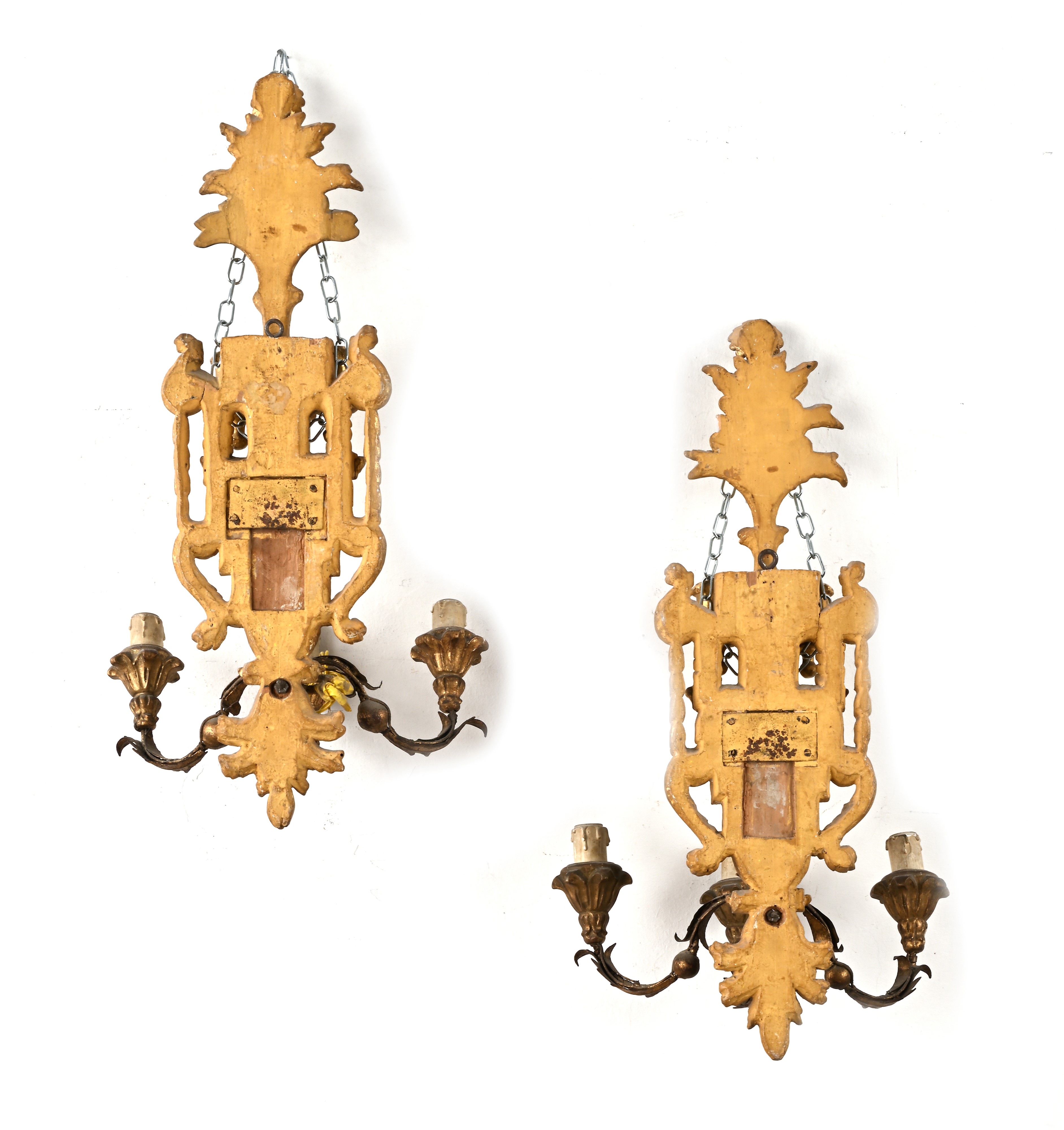 Coppia di appliques parietali in legno dorato con tre luci, fine XVIII secolo