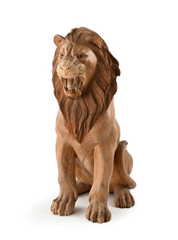 Scultura in legno raffigurante un leone ruggente