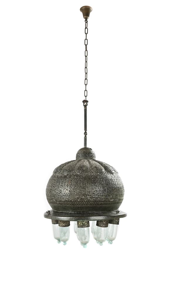 Antico lampadario mediorientale in metallo traforato con pendenti in vetro
